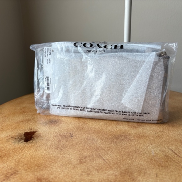 Coach Platinum Wristlet - Picture 3 of 9